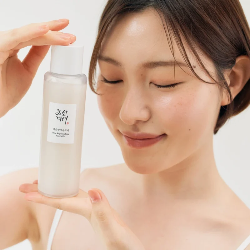 Lait de Riz Éclatant Glow Replenishing – soin hydratant coréen qui nourrit et illumine la peau en douceur.